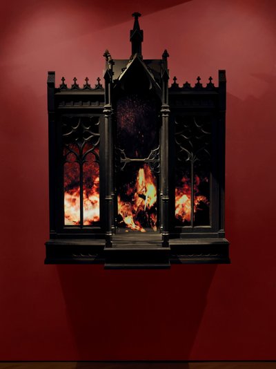 Performance, 2010 (dřevo, ocel, zrcadlo pro sledování, LCD obrazovky a pevný disk) od Mat Collishaw