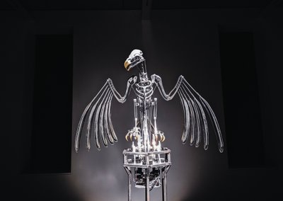 The Nerve Rack, 2019 (acetal, akryl, hliník, mosaz, elektrické obvody, barva, PVC, pryskyřice, servomotory, ocel) od Mat Collishaw