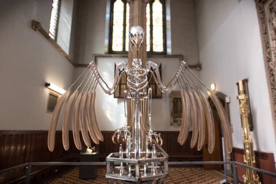 The Nerve Rack, 2019 (acetal, akryl, hliník, mosaz, elektrické obvody, barva, PVC, pryskyřice, servomotory, ocel) od Mat Collishaw