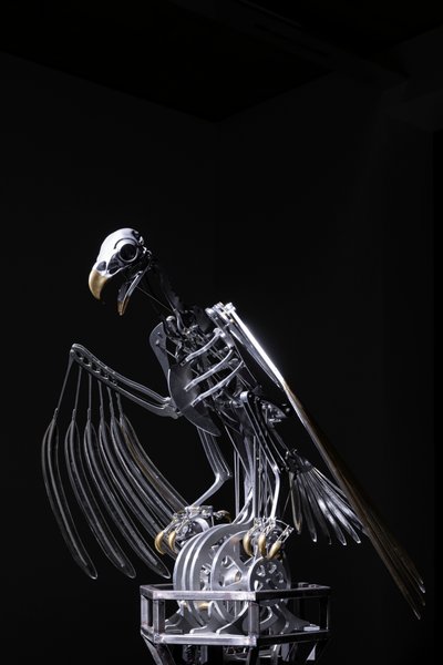 The Nerve Rack, 2019 (acetal, akryl, hliník, mosaz, elektrické obvody, barva, PVC, pryskyřice, servomotory, ocel) od Mat Collishaw