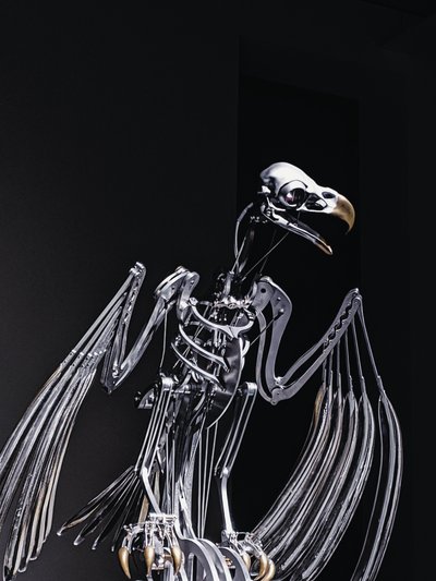 The Nerve Rack, 2019 (acetal, akryl, hliník, mosaz, elektrické obvody, barva, PVC, pryskyřice, servomotory, ocel) od Mat Collishaw