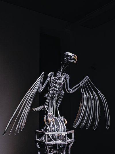 The Nerve Rack, 2019 (acetal, akryl, hliník, mosaz, elektrické obvody, barva, PVC, pryskyřice, servomotory, ocel) od Mat Collishaw