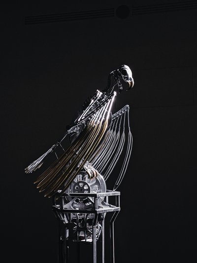 The Nerve Rack, 2019 (acetal, akryl, hliník, mosaz, elektrické obvody, barva, PVC, pryskyřice, servomotory, ocel) od Mat Collishaw
