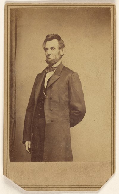 Abraham Lincoln stojící s jednou paží za zády od Mathew B. Brady