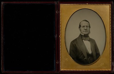 [Portrét neznámého muže středního věku s kotletami, který má na sobě brýle s drátěnými obroučkami] od Mathew B. Brady