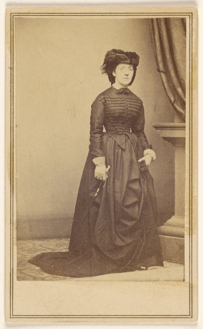 [Neidentifikovaná žena v klobouku a dlouhých tmavých šatech.] od Mathew B. Brady