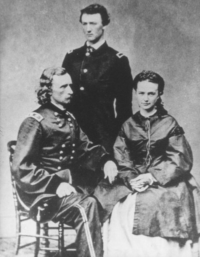 Generál George A. Custer (1839-76) s manželkou Elizabeth a bratrem Tomem (č/b foto) od Mathew Brady