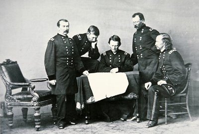 Generál Sheridan (1831-88) na konferenci se svými zaměstnanci, včetně George Custera (1839-76) (černobílá fotografie) od Mathew Brady