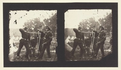 Bez názvu [Američtí vojáci pózují se zbraněmi], 1850-1900. od Mathew Brady