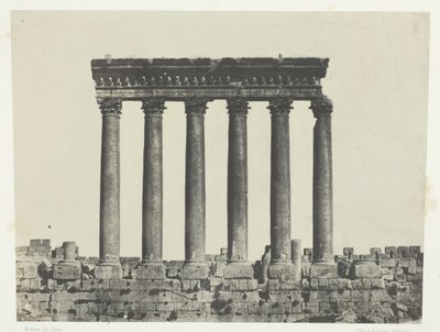 Baalbeck Heliopolis, Kolonáda chrámu Slunce, Sýrie, 184951, vytištěno 1852. od Maxime Du Camp