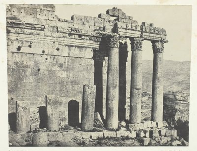 Baalbeck Heliopolis, Jupiterův chrám, západní fasáda, Sýrie, 184951, tištěno 1852. od Maxime Du Camp