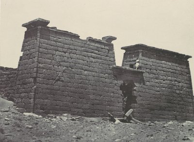 Lehký šátek na hlavu. Hemi-Spéos ze Sébouru. Pylony, 1850. od Maxime Du Camp