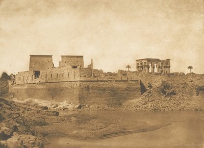 Celkový pohled na ostrov Philae, pořízený z jižního cípu ostrova Begueh, 1849-50. od Maxime Du Camp