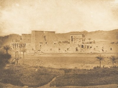Celkový pohled na ostrov Philae, pořízený z ostrova West Begueh, 1849-50. od Maxime Du Camp