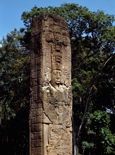 Detail stély E na velkém náměstí od Mayan