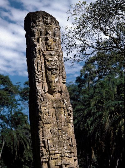 Detail stély F na velkém náměstí od Mayan