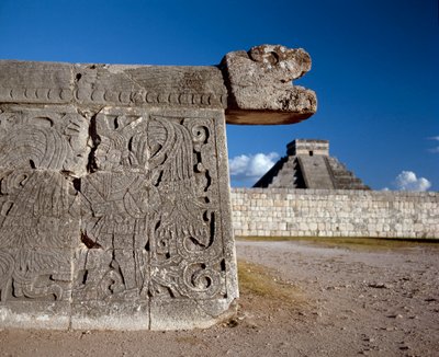 Velké míčové hřiště a v pozadí castillo, 750-1200 od Mayan