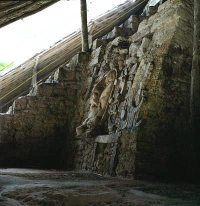 Architektonická maska, Chrám Mascarones, Kohunlich, Yucatánský poloostrov, Mexiko Raně klasické období (300-600 n. l.) (štuk a kámen) od Mayan Mayan