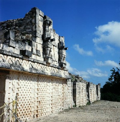 Detail zadní fasády Paláce masek, pozdně klasické období (600-900 nl) (foto) (viz také 238296) od Mayan Mayan