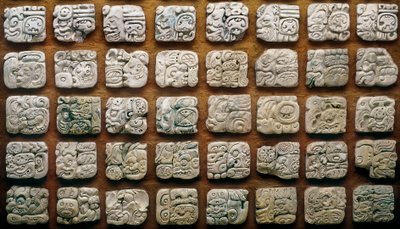 Mayský kalendář (320-1697) složený z různých glyfů (ryté kameny) od Mayan Mayan