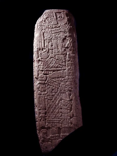 Předkolumbijské umění, civilizace Mayů, počáteční klasické období: kamenná stéla 5 z El Zapote, Peten, Guatemala. Slunce. h. 127 cm Guatemala, Museo Nazionale di Archeologia e Etnologia – předkolumbovské umění, mayská civilizace, klasické období (asi 250 a od Mayan Mayan