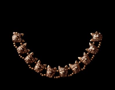 Předkolumbijské umění, mayská civilizace, poklasické období: zlatý náhrdelník složený z prvků ve tvaru jaguárích hlav. 600-1100 našeho letopočtu z Iximche, Chimaltenango, Guatemala. Ztlumit. dlouho. 27 cm Guatemala, Museo Nazionale di Archeologia e Etnolog od Mayan Mayan