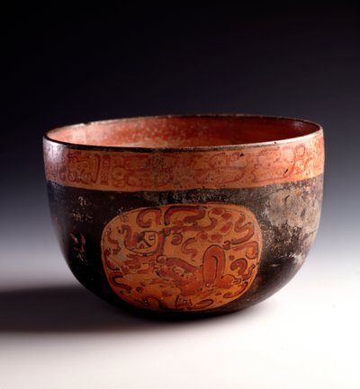 Předkolumbijské umění, mayská civilizace, pozdně klasické období: řezání polychromovaných hliněných dekorů glyfů. Z Uaxactun, Quiche, Guatemala Sun. h. 12,5 x pr. 18,5 cm Guatemala, Museo Nazionale di Archeologia e Etnologia - Předkolumbovské umění, Maya C od Mayan Mayan