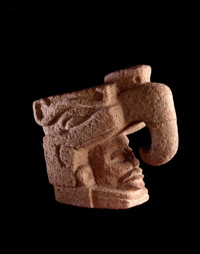 Předkolumbijské umění, mayská civilizace, předklasické období: kamenná socha zobrazující hlavu muže vystupující z úst zoomorfního boha připomínajícího nebeského ptáka. Ztlumit. 38 x šířka. 46 cm Guatemala, Museo Nazionale di Archeologia e Etnologia - Pre-C od Mayan Mayan