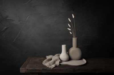 Minimalistické vázy a tráva od Mayra Pama