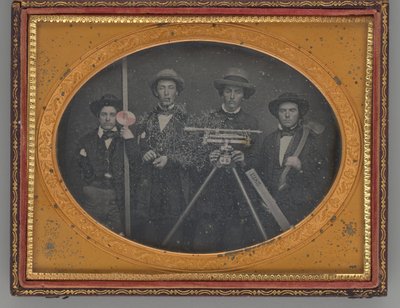 Skupinový portrét zeměměřičů bez názvu, 1855. od McDonell and Co.