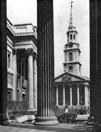 St Martin-in-the-Fields mezi sloupy Národní galerie, Londýn, 1926-1927. od McLeish