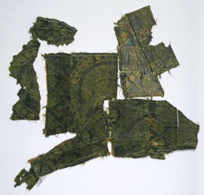 Fragmenty kaftanu potažené hedvábnou látkou se vzorem Senmurv. Pohřeb Moshchevaya Balka M od Medieval Culture of the North Caucasian