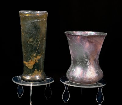 Barbarská civilizace: skleněné poháry z období Merovejců. 6.-7. století. Štrasburk, Archeologické muzeum Palais Rohan od Merovingian
