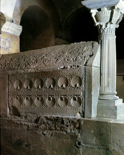 Merovejské umění: kenotaf abatyše Theodechildy (nebo Telchide) (zemřel 662 n. l.). Kamenný pohřební pomník. Opatství Jouarre (Seine a Marne) od Merovingian