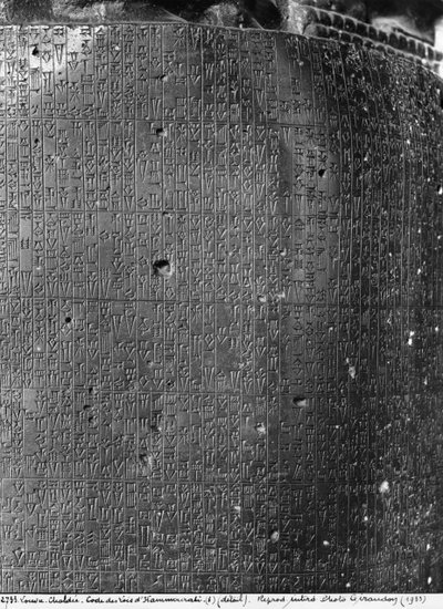 Zákoník Hammurabi, detail sloupcového nápisu týkajícího se sbírky exemplárních rozsudků vynesených Hammurabim, babylonským králem, nalezené v Susách, kolem roku 1750 př. n. l. čedič viz také 286949 bw foto od Mesopotamian