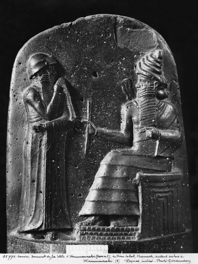 Zákoník Hammurabi, vrchol stély, bůh Shamash diktující své zákony Hammurabimu, králi Babylonu, nalezený v Susa, kolem roku 1750 př. n. l. (čedič) (viz také 286949, 286950) od Mesopotamian