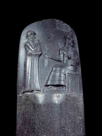 Mezopotámie: stéla v dioritu kodexu zákonů Hammurabi (nebo Hammourabi). Je pokryta klínovými nápisy a na jejím vrcholu stojí král Hammurabi před bohem slunce Mezopotámie Šamašem, božským Spravedlností. Je to jeden z nejstarších kusů o od Mesopotamian