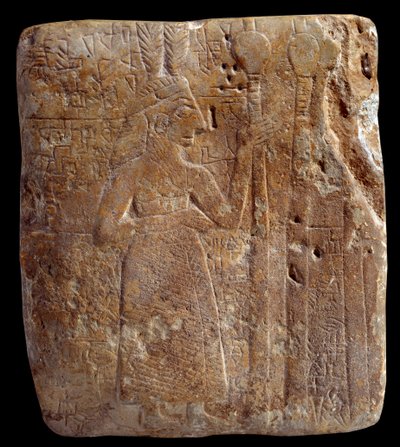 Mezopotámie. Umění Sumer: postava s peřím (cca 2700 př. n. l.) stello starověké girsou archaické sumerské období – vápenec. Paříž, Musee du Louvre od Mesopotamian Mesopotamian