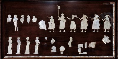 Mezopotámie: mozaikové prvky Mariina praporu z bitumenu, mušle a kamene. 3500 př.nl cca. Z chrámu Ištar z Mari. Slunce 0,53x0,72 m Paříž, musee du Louvre od Mesopotamian Mesopotamian
