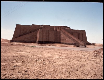 Pohled na rekonstruovaný zikkurat, 2050 př.nl od Mesopotamian Mesopotamian
