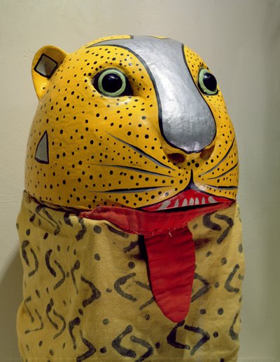 Maska jaguára (malované dřevo a látka) od Mexican School