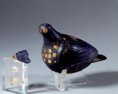 Východní antika: holubice v lapis lazuli (lapis lazuli) a zlatě. Z webu Susa. Medio-elamitské období (Írán). 1200 př.nl Paříž, muzeum Louvre od Middle Elamite Period