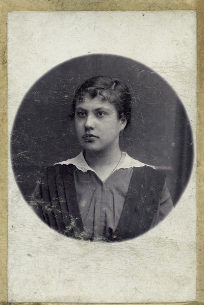 Vintage portrét mladé dívky. Snímek byl pořízen kolem roku 1914 (foto) od Mikhail Pogosov