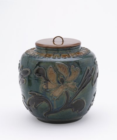 Polychromovaná dóza s lakovaným víčkem (keramika a lakované dřevo) od Ming Dynasty Chinese School