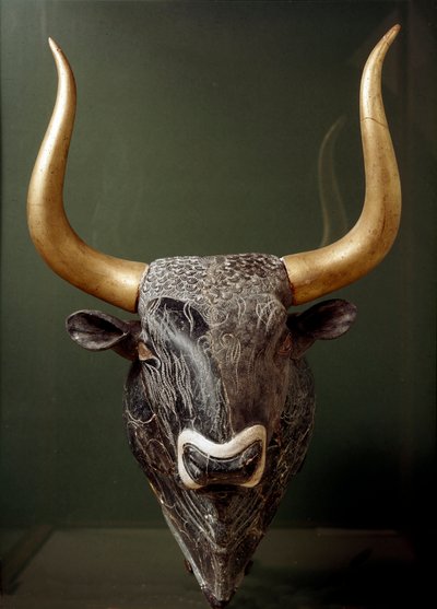 Minojské umění: rhython nebo rhyton nebo rython (sklo přístroje) ve tvaru býčí hlavy z Malého paláce Cnossos (Knossos) na Krétě. 1550-1500 před naším letopočtem. Heraklion, Archeologické muzeum - Minojské umění: býčí hlava rhyton (obřadní sklo) se zlatým r od Minoan