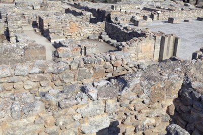 Minojské archeologické naleziště Phaistos. Severovýchodní komplex. Tyto místnosti sloužily k uložení cenných rituálních nádob. Slavný „“ disk Phaistos“ s hieroglyfickým písmem zde byl nalezen s dalšími hliněnými deskami vepsanými lineárním A. Existují také od Minoan