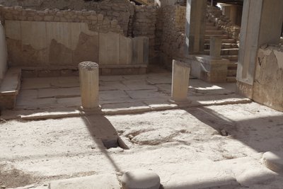 Minojské archeologické naleziště Phaistos. Královnin Megaron (tj. královniny byty). Nejjižnější z „“ Royal Apartmentsof Phaistos. Podlaha byla vydlážděna sádrovými deskami a červenou omítkou vyplňující mezeru. Sádra byla také použita pro thr Benc od Minoan