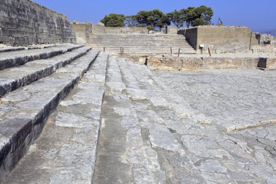 Minojské archeologické naleziště Phaistos. Západní dvůr a oblast divadla. Velký dlážděný dvůr před průčelím a centrálním vchodem do paláce (1900 -1700 př.nl). Tento dvůr hrál důležitou roli v životě obyvatel. Na úpatí od Minoan