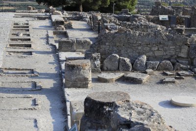 Minojské archeologické naleziště Phaistos. Celkový pohled na svatyně západního křídla podél centrálního dvora ze severního křídla. Existovaly dva typy svatyní: „Svatyně na lavici“ a „Lutrální pánev“. „Svatyně lavice“ byla malá a obdélníková místnost s nízk od Minoan