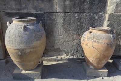 Minojské archeologické naleziště Phaistos. Velký pithoi (skladovací nádoba), nalezený u centrálního soudu. Kréta. od Minoan
